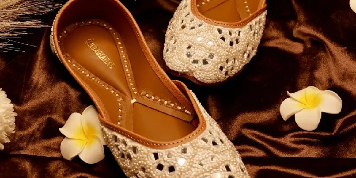 What Are the Most Important Things Every Woman Should Know Before Buying Juttis for Women Online?